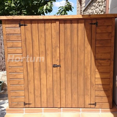 armoire en bois naturel pour ranger les vélos