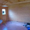 Intérieur du garage. Bois préfabriqué. Surface 20 m2.