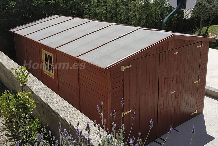 Détail de la toiture du Garage Mikhail I avec toile bitumée renforcée par des lattes de bois.