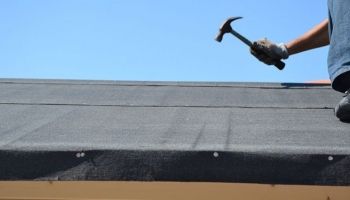 Comment installer un rouleau de bitume sur le toit de votre abri bois?